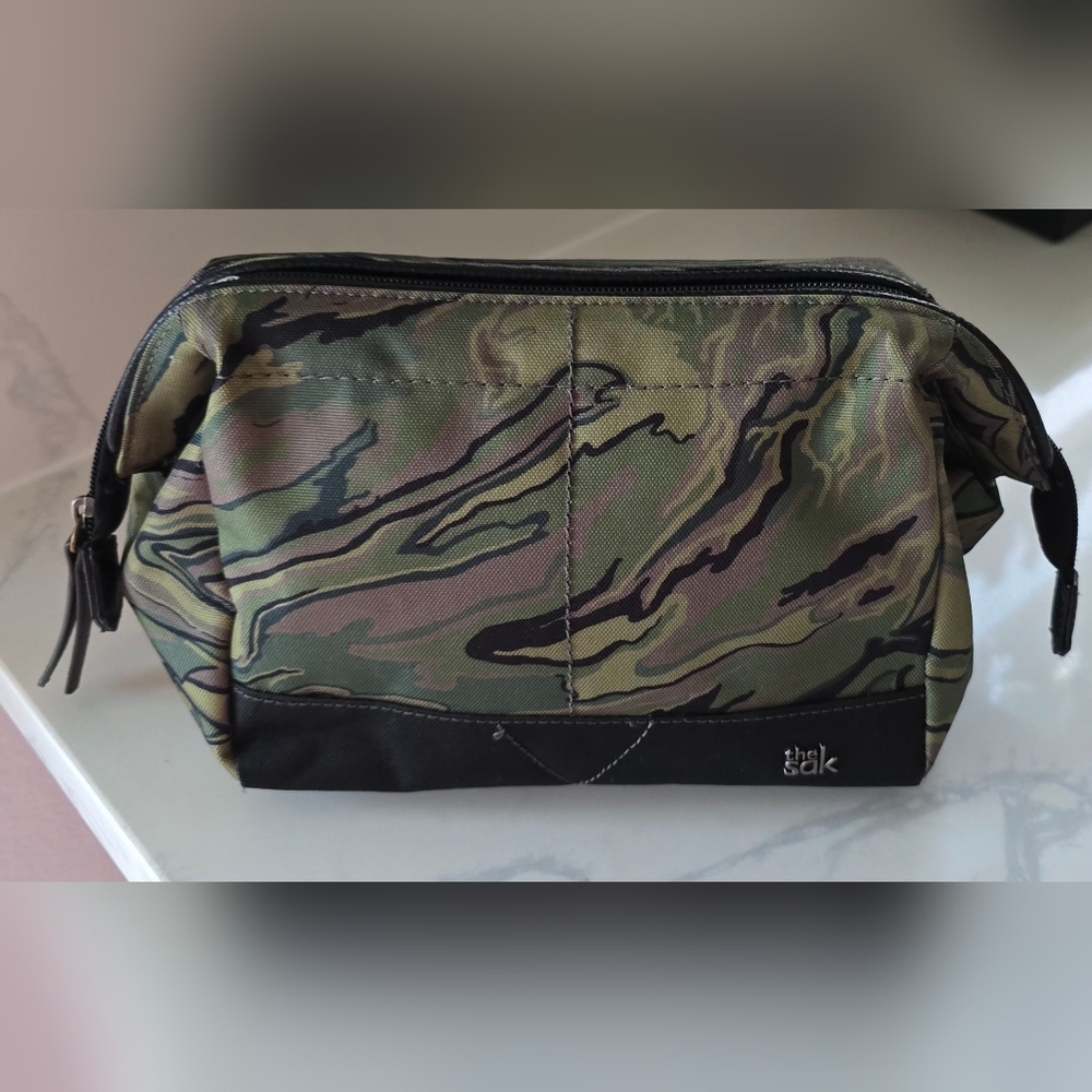 The Sak Camo Camouflage Cosmetic Makeup‎ Bag New Without Tag